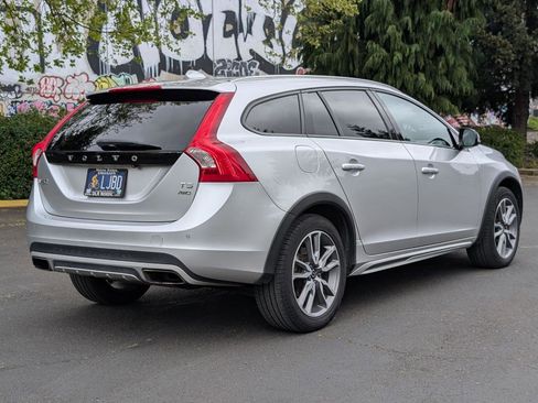 Used 2018 Volvo V60 T5 Cross Country Platinum image 7