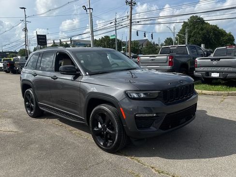 Used 2025 Jeep Grand Cherokee Limited w/ Luxury Tech Group II AWD/4WD image 7