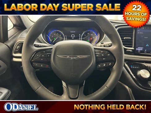 Used 2025 Chrysler Pacifica Limited FWD image 14