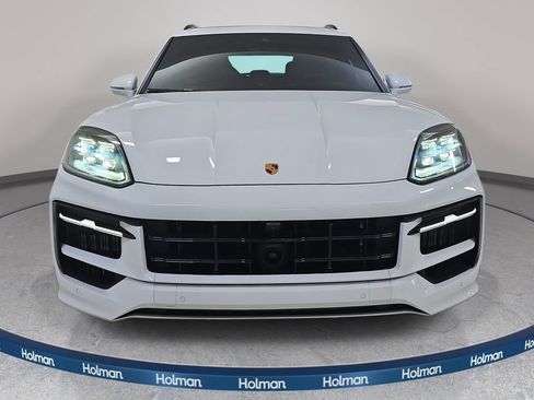 Used 2025 Porsche Cayenne GTS AWD/4WD image 3