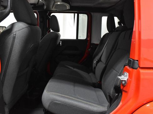 Used 2025 Jeep Wrangler Sahara image 6