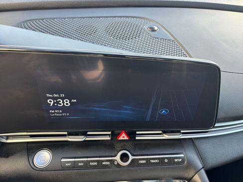 Used 2025 Hyundai Elantra Limited image 32