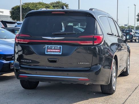 Used 2023 Chrysler Pacifica Limited FWD image 4