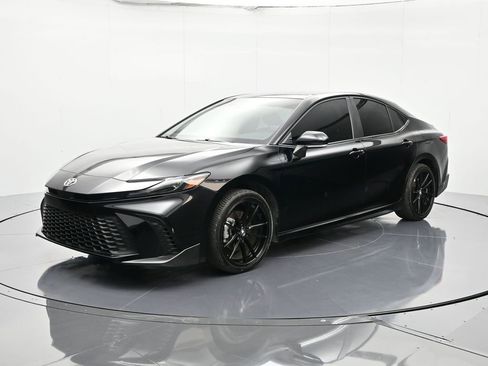 Used 2025 Toyota Camry SE image 1