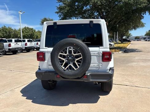 Used 2025 Jeep Wrangler Unlimited Sahara AWD/4WD image 7
