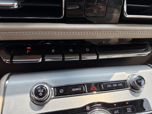 Used 2022 Lincoln Aviator AWD w/ Premium Package image 24