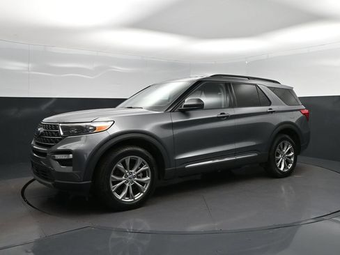 Used 2023 Ford Explorer XLT w/ Equipment Group 202A AWD/4WD image 3