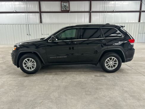 Used 2019 Jeep Grand Cherokee Laredo image 2