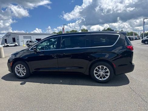 Used 2025 Chrysler Pacifica Select AWD/4WD image 5