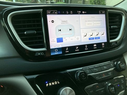 Used 2023 Chrysler Pacifica Touring-L FWD image 21
