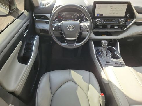 Used 2024 Toyota Highlander XLE AWD/4WD image 21