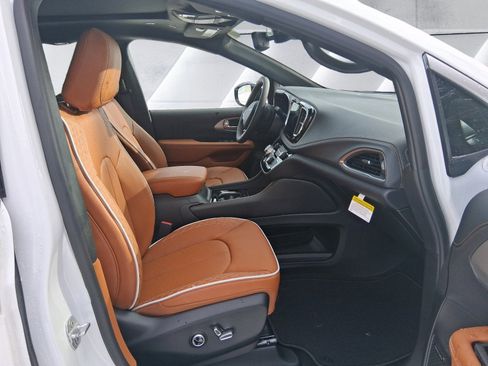 New 2026 Chrysler Pacifica Pinnacle image 16