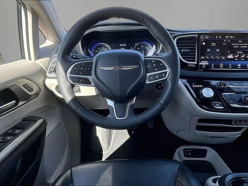 Used 2023 Chrysler Pacifica Touring-L FWD image 8