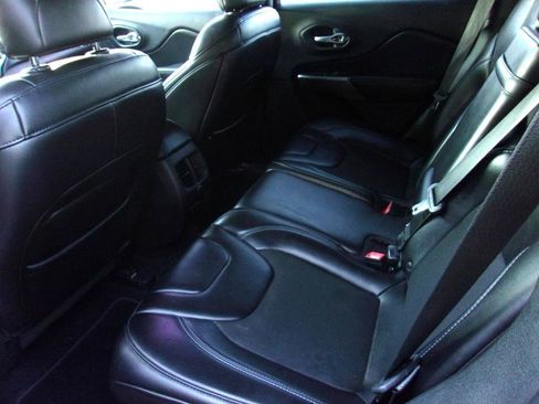 Used 2019 Jeep Cherokee Latitude Plus FWD image 7