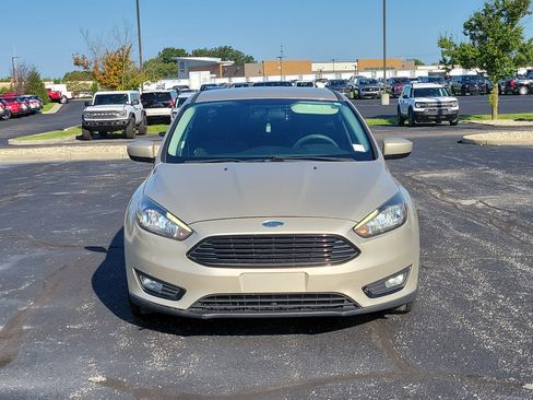 Used 2018 Ford Focus SE w/ SE Appearance Package FWD image 6