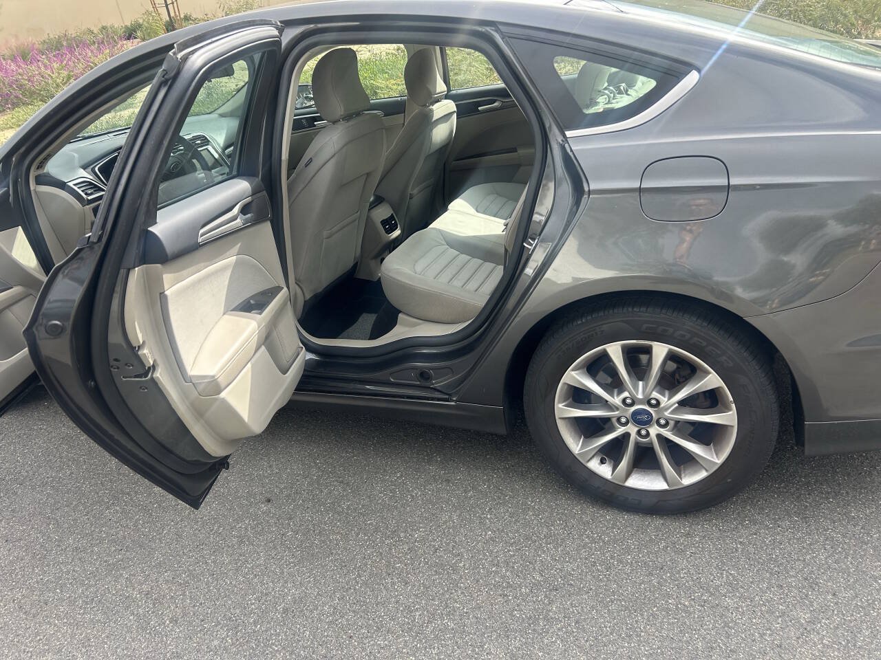 Used 2017 Ford Fusion SE w/ Fusion SE Technology Package FWD image 6