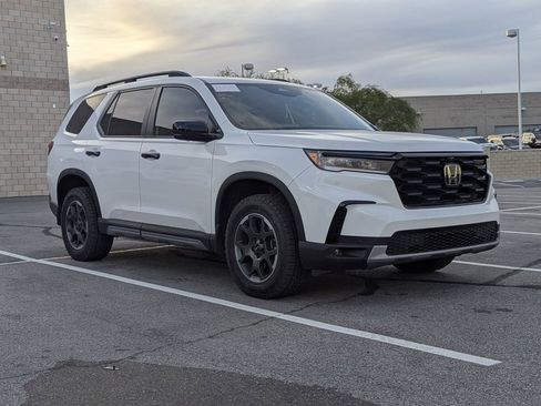 Used 2024 Honda Pilot TrailSport image 3