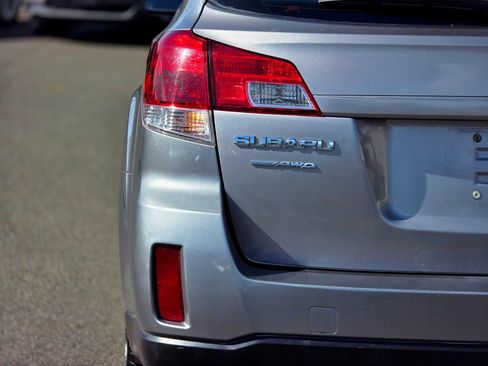 Used 2010 Subaru Outback 2.5i AWD/4WD image 9