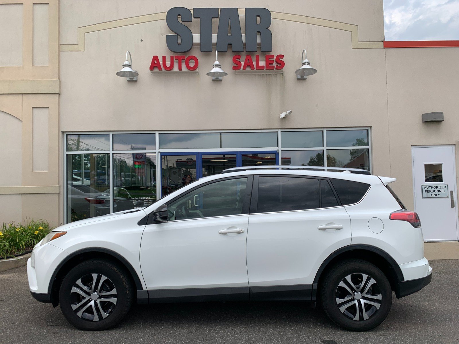 Used 2017 Toyota RAV4 LE w/ All Weather Liner Package AWD/4WD image 4