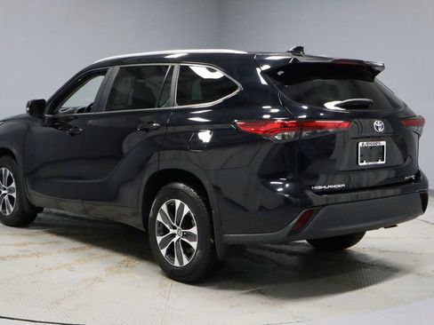 Used 2023 Toyota Highlander XLE AWD/4WD image 10