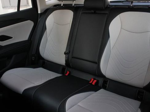 Used 2025 Volkswagen Tiguan SE image 5