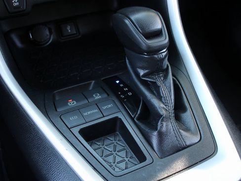 Used 2021 Toyota RAV4 LE image 30