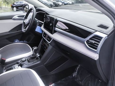 Used 2025 Volkswagen Taos SE image 30