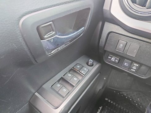 Used 2021 Toyota Tacoma TRD Sport w/ Technology Package image 22