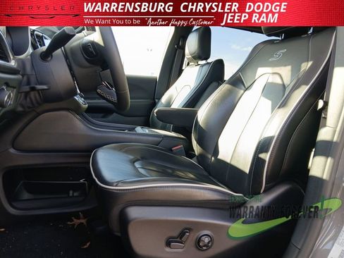 Used 2025 Chrysler Pacifica Limited image 13
