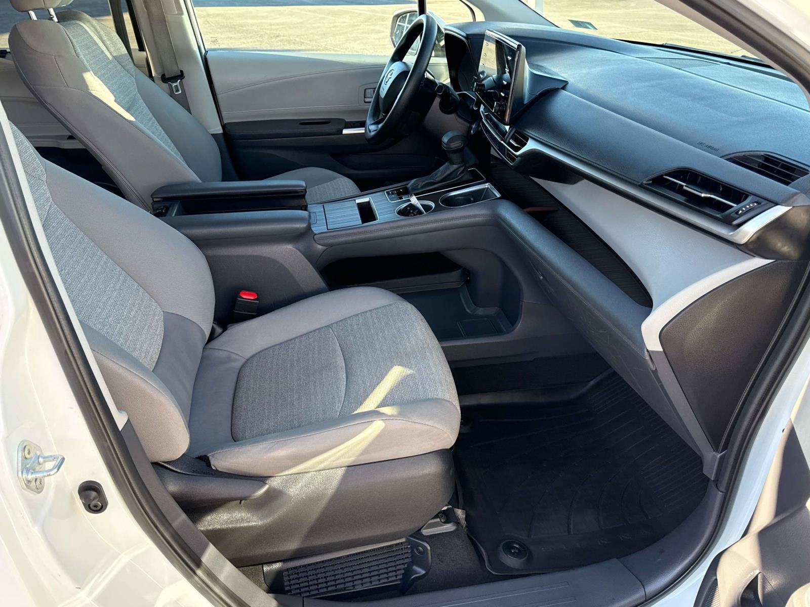 Used 2024 Toyota Sienna LE AWD/4WD image 19