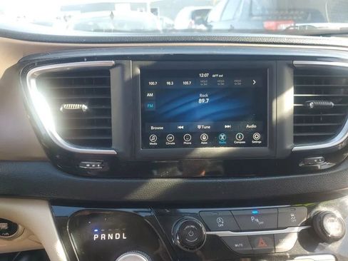 Used 2020 Chrysler Voyager L image 16