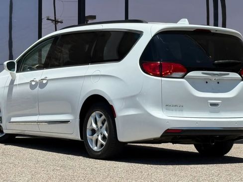 Used 2017 Chrysler Pacifica Touring-L w/ Tire & Wheel Group FWD image 7