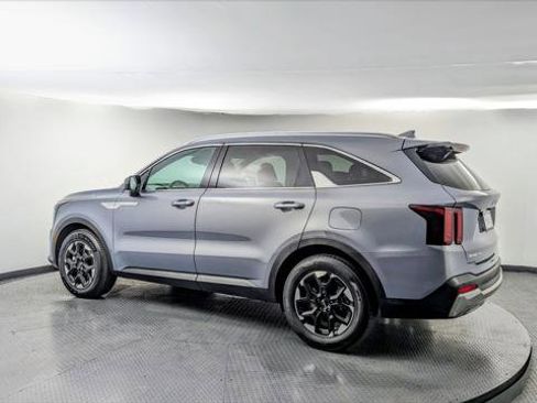 Used 2024 Kia Sorento S image 6