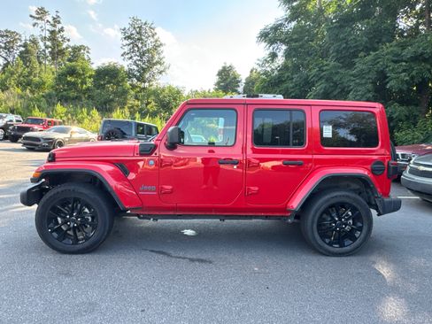 Used 2025 Jeep Wrangler Unlimited Sahara w/ Safety Group AWD/4WD image 5