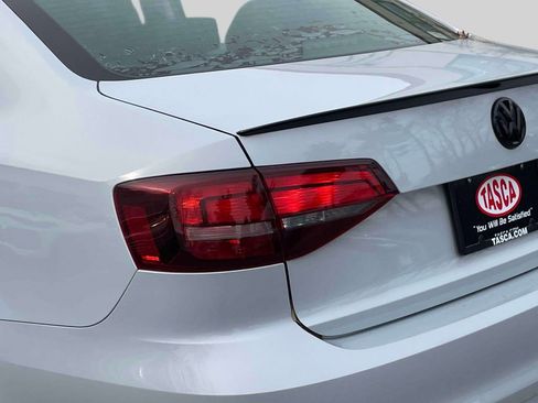 Used 2017 Volkswagen Jetta SE image 11