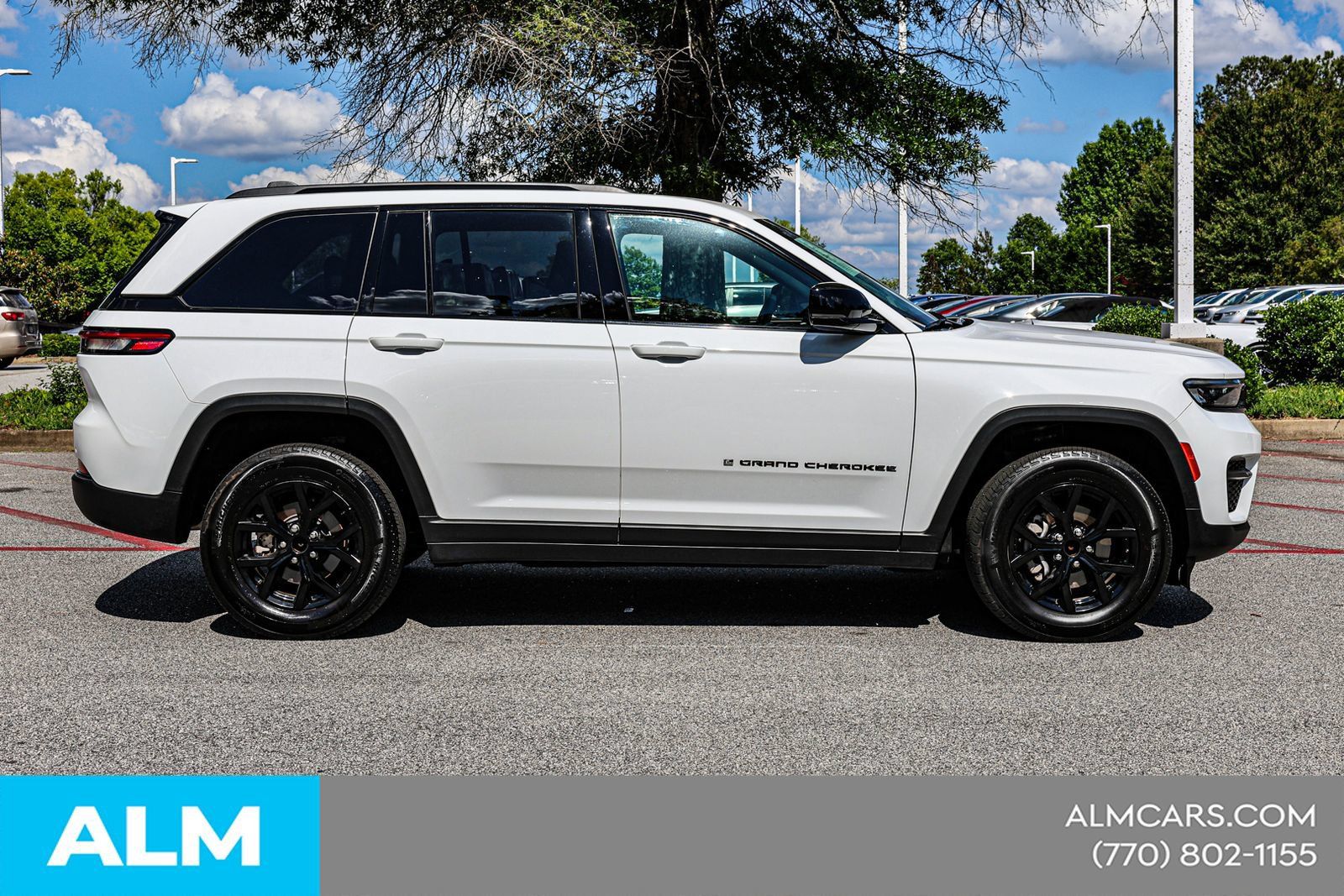 Used 2025 Jeep Grand Cherokee Altitude AWD/4WD image 10