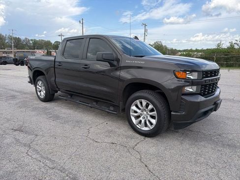 Used 2021 Chevrolet Silverado 1500 Custom image 3