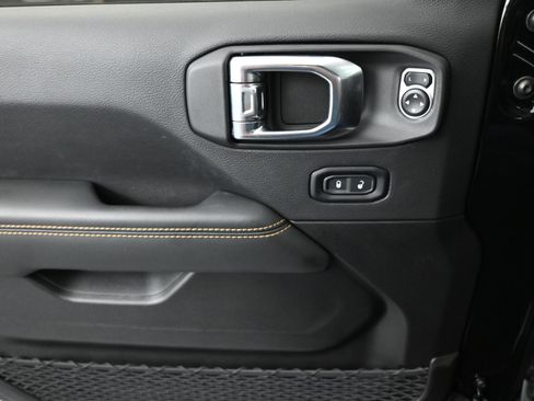 Used 2025 Jeep Wrangler Sahara image 12