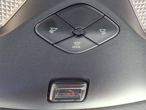 Used 2022 Toyota C-HR XLE image 12