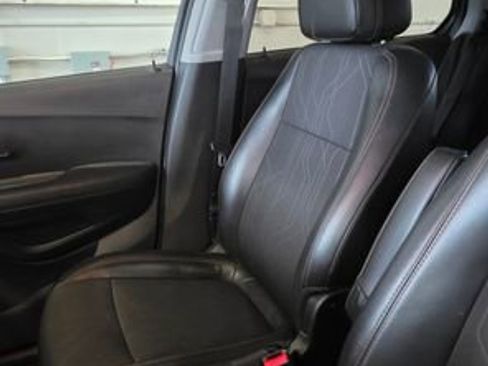 Used 2019 Chevrolet Trax LT w/ LT Convenience Package image 23