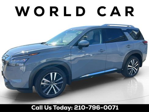 Used 2025 Nissan Pathfinder Platinum image 11