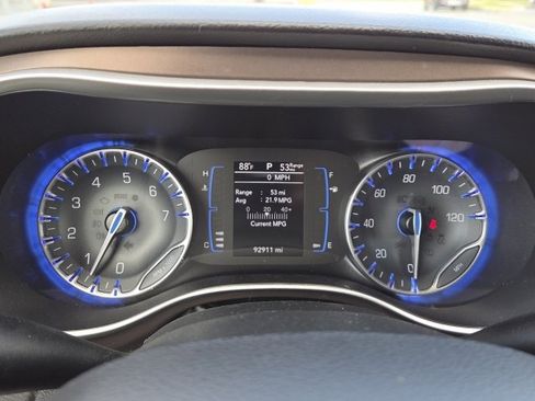 Used 2019 Chrysler Pacifica Touring-L FWD image 19