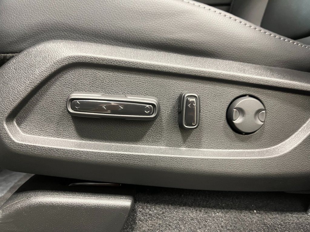 Used 2025 Honda Pilot Touring image 14