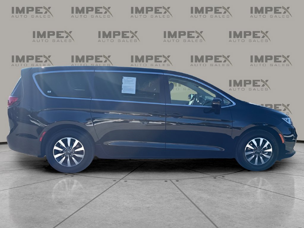 Used 2024 Chrysler Pacifica Limited FWD image 6