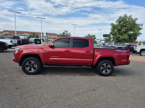 Used 2018 Toyota Tacoma TRD Sport AWD/4WD image 2
