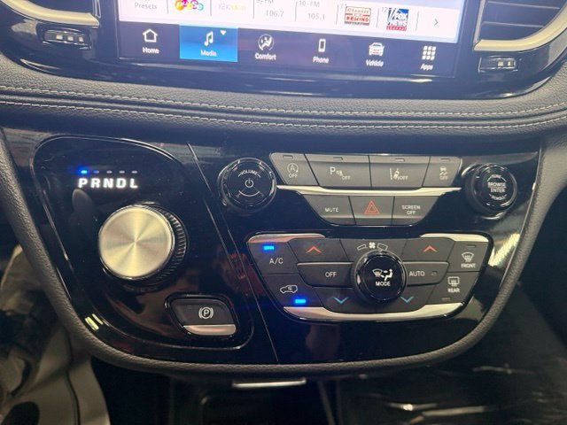 Used 2025 Chrysler Pacifica Select FWD image 18