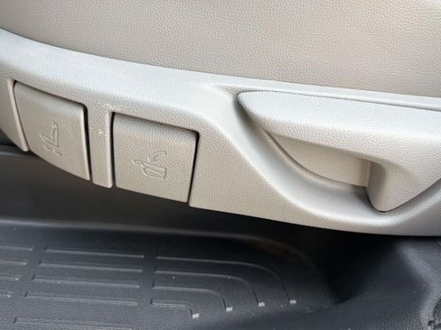Used 2020 Toyota Highlander XLE FWD image 31