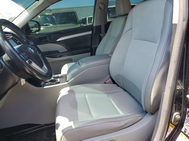 Used 2017 Toyota Highlander Plus AWD/4WD image 26
