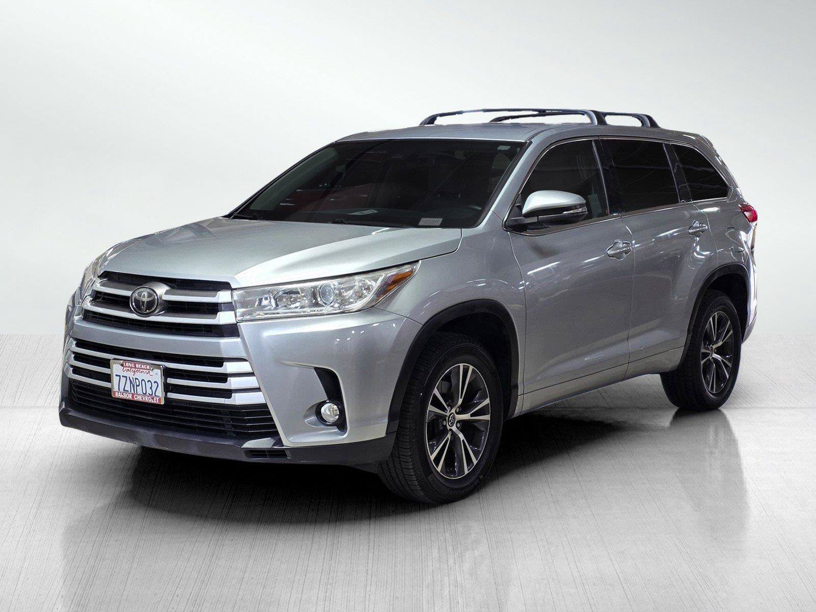 Used 2017 Toyota Highlander Plus FWD image 3