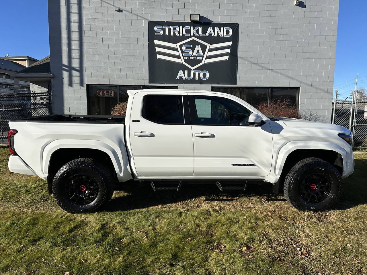 Used 2024 Toyota Tacoma SR5 AWD/4WD image 5